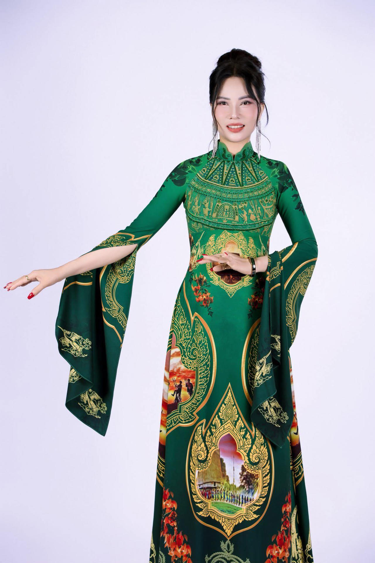 Nguyễn Khuê Thu thành thạo tiếng Anh và tiếng Trung (ảnh N.Hà).