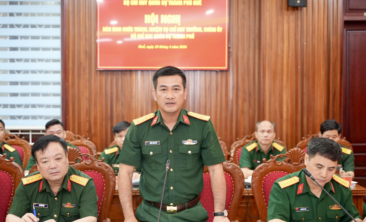 Đại tá Đoàn Sinh Hoà phát biểu tại hội nghị.