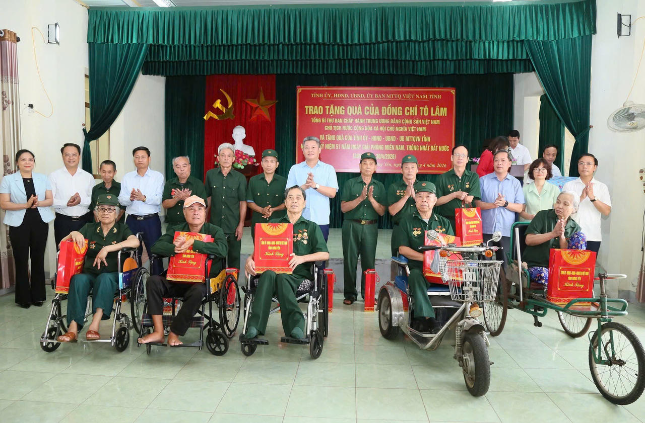 Lãnh đạo tỉnh Hưng Yên thăm, tặng quà người có công và hộ nghèo