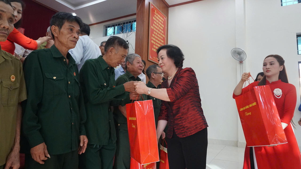 Phó Thủ tướng Phạm Thị Thanh Trà thăm, tặng quà người có công tại Lào Cai