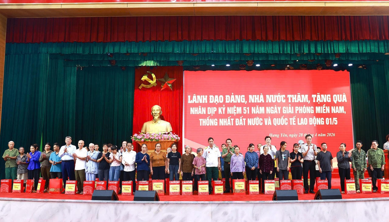 Bộ trưởng Lương Tam Quang; ông Nguyễn Hữu Nghĩa và lãnh đạo tỉnh Hưng Yên trao quà tặng các hộ nghèo.