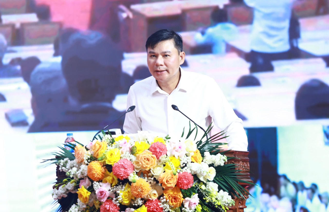 Ông Nguyễn Lê Huy, Phó Chủ tịch Thường trực UBND tỉnh Hưng Yên trao đổi, giải đáp các vấn đề cử tri quan tâm.