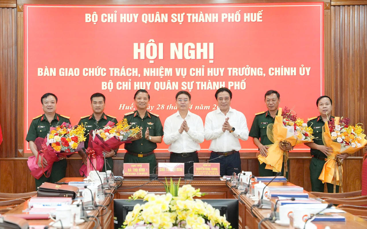 Bàn giao chức vụ Chỉ huy trưởng, Chính ủy Bộ CHQS thành phố Huế