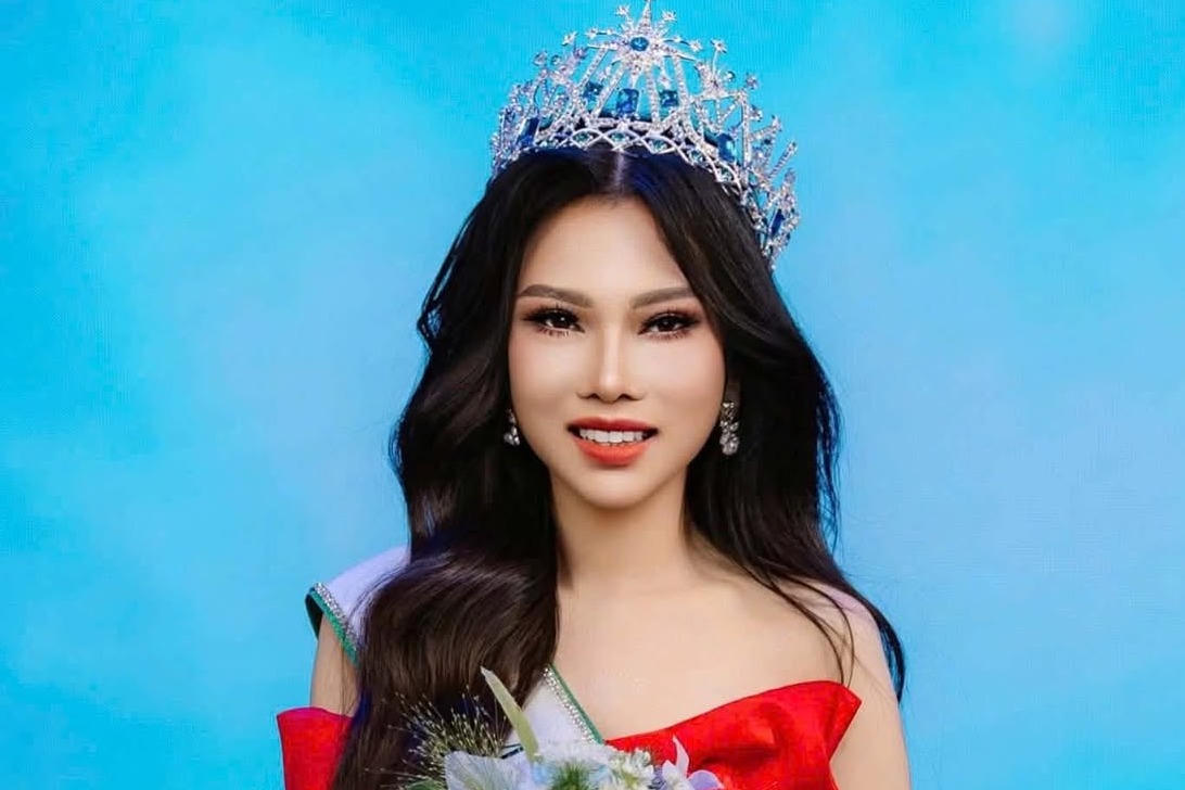 Cô bé mồ côi đã chạm vào vương miện hoa hậu Mrs Earth Vietnam 2026