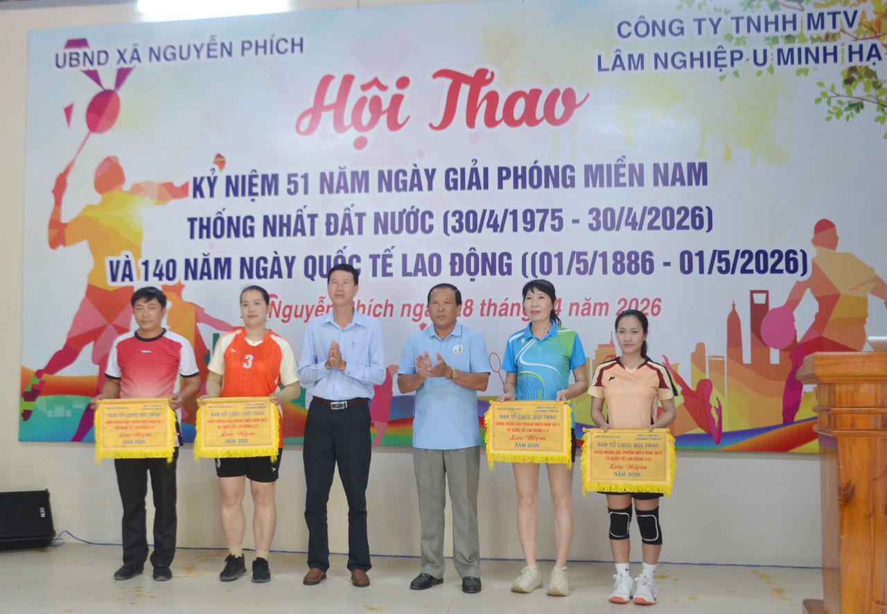 Ban Tổ chức Hội thao trao cờ lưu niệm cho đại diện các đoàn vận động viên tham gia Hội thao.