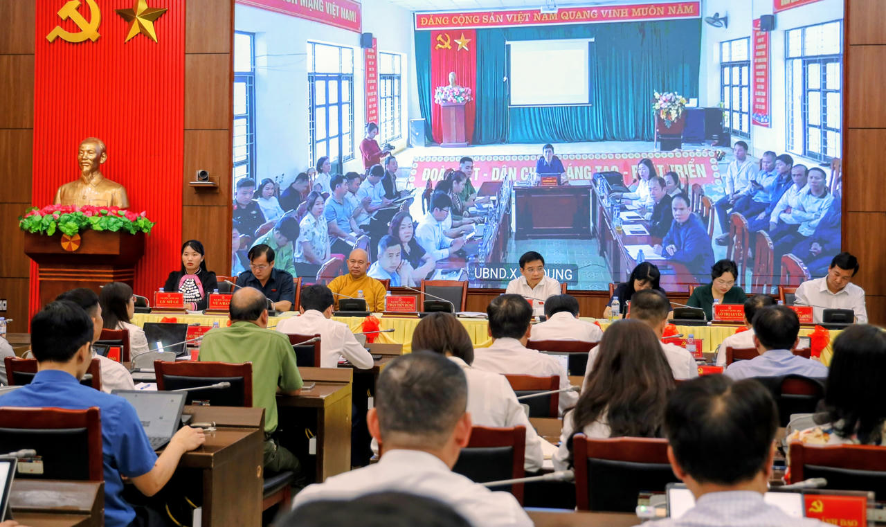 Cử tri xã Xa Dung, tỉnh Điện Biên kiến nghị tại hội nghị.