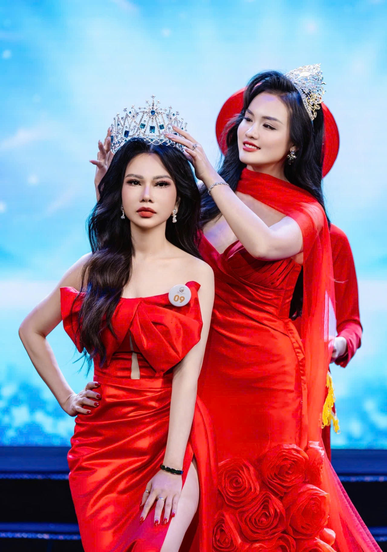Hoa hậu Vũ Thị Hoa - Mrs Earh Vietnam 2024 trao vương miện cho Tân Hoa hậu Mrs Earth Vietnam 2026 Nguyễn Khuê Thu (ảnh N.Hà).