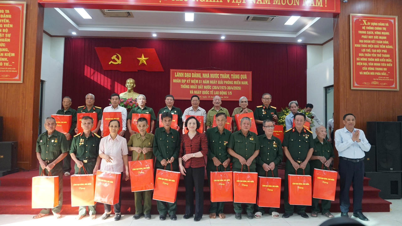 Phó Thủ tướng Phạm Thị Thanh Trà cùng lãnh đạo tỉnh Lào Cai tặng quà cho người có công