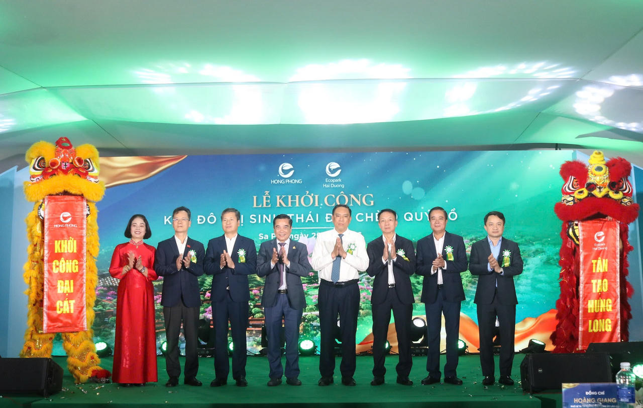 Các đại biểu chụp ảnh lưu niệm
