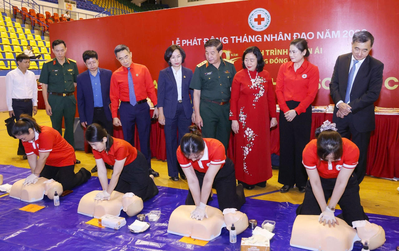 Tại khu vực ngoài sân khấu, hoạt động trải nghiệm kỹ năng sơ cấp cứu diễn ra sôi nổi.