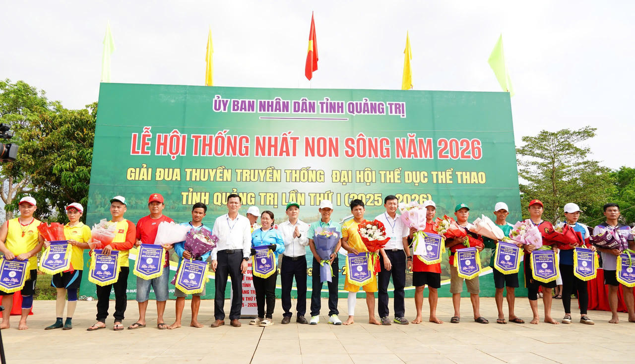 Ban Tổ chức tặng hoa, kỷ niệm chương cho các đội đua tại Giải đua thuyền truyền thống trong khuôn khổ Đại hội Thể dục Thể thao tỉnh Quảng Trị lần thứ I.
