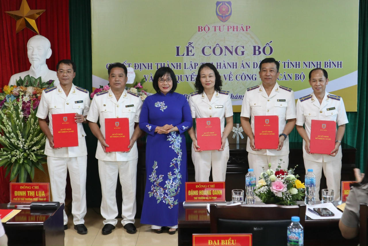 Thứ trưởng Bộ Tư pháp Đặng Hoàng Oanh trao Quyết định cho bà Ngô Thị Hồng Nhung và các Phó trưởng THADS tỉnh Ninh Bình.