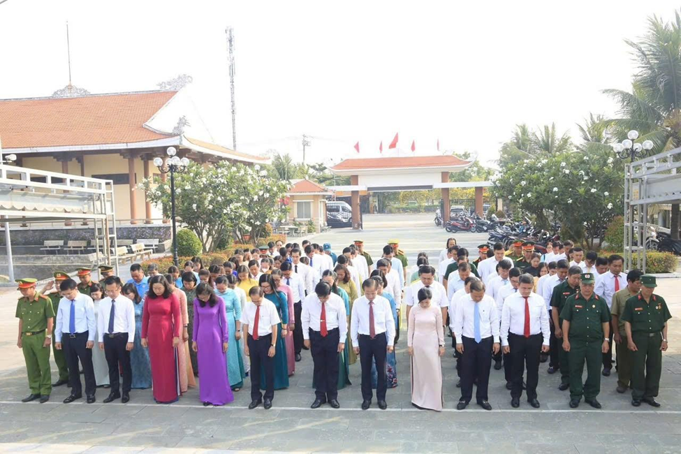 Đoàn đại biểu thành kính dành phút mặc niệm tưởng nhớ, bày tỏ lòng biết ơn sâu sắc các Mẹ Việt Nam Anh hùng.