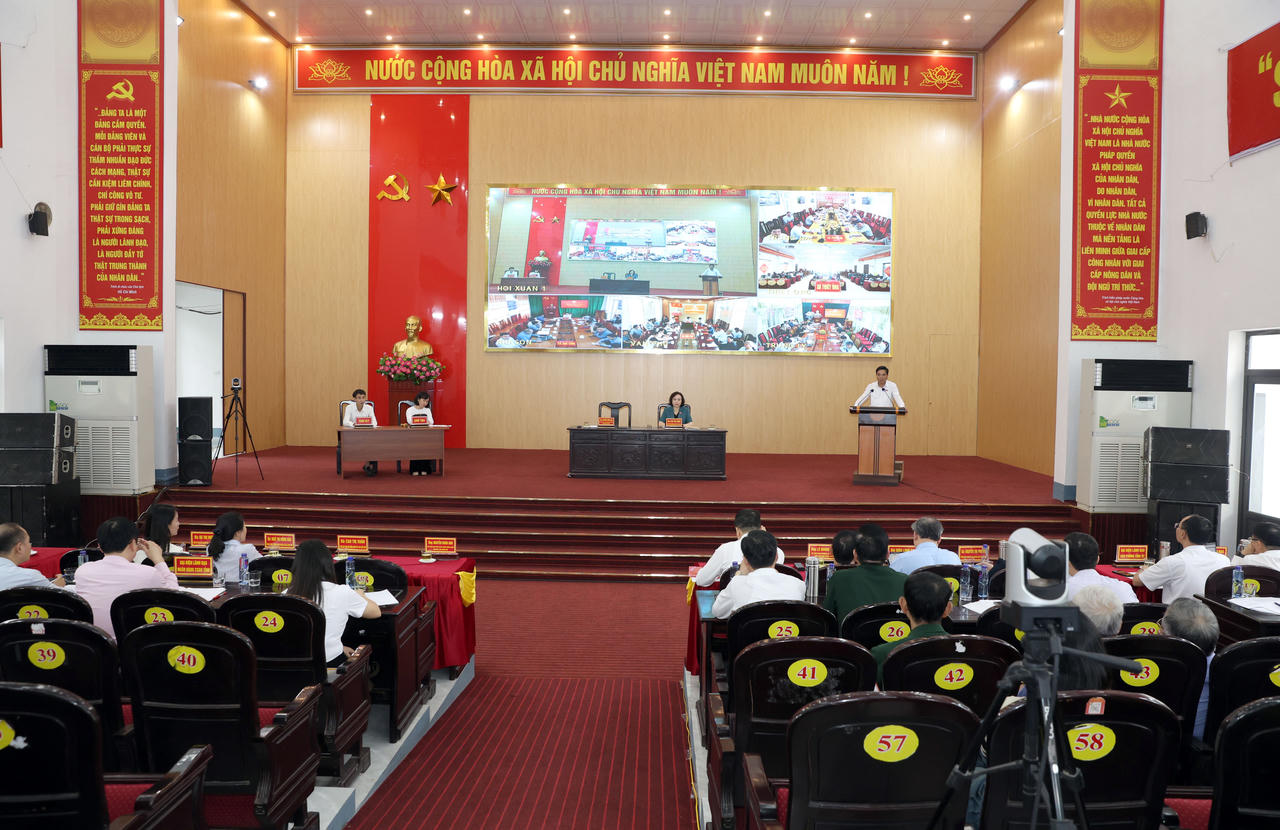 Quang cảnh hội nghị tiếp xúc cử tri.