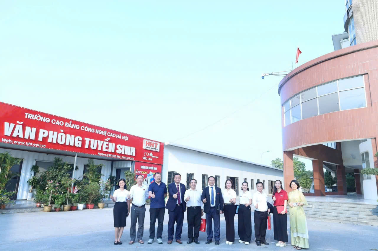 Đoàn công tác của Ủy ban Phát triển chung Asean về xã hội số do ông Long Vân Hải đứng đầu chụp ảnh lưu niệm với BGH Nhà trường tại khuôn viên HHT