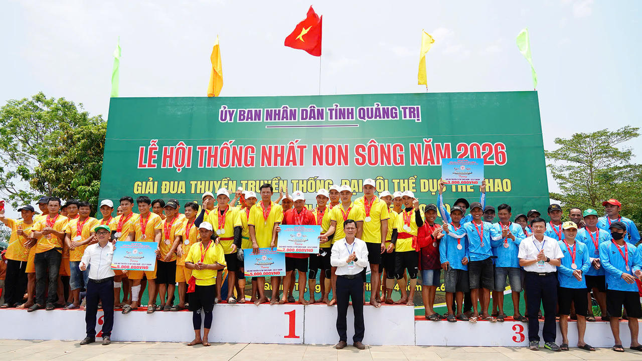 Ban Tổ chức trao giải cho các tay chèo nam.