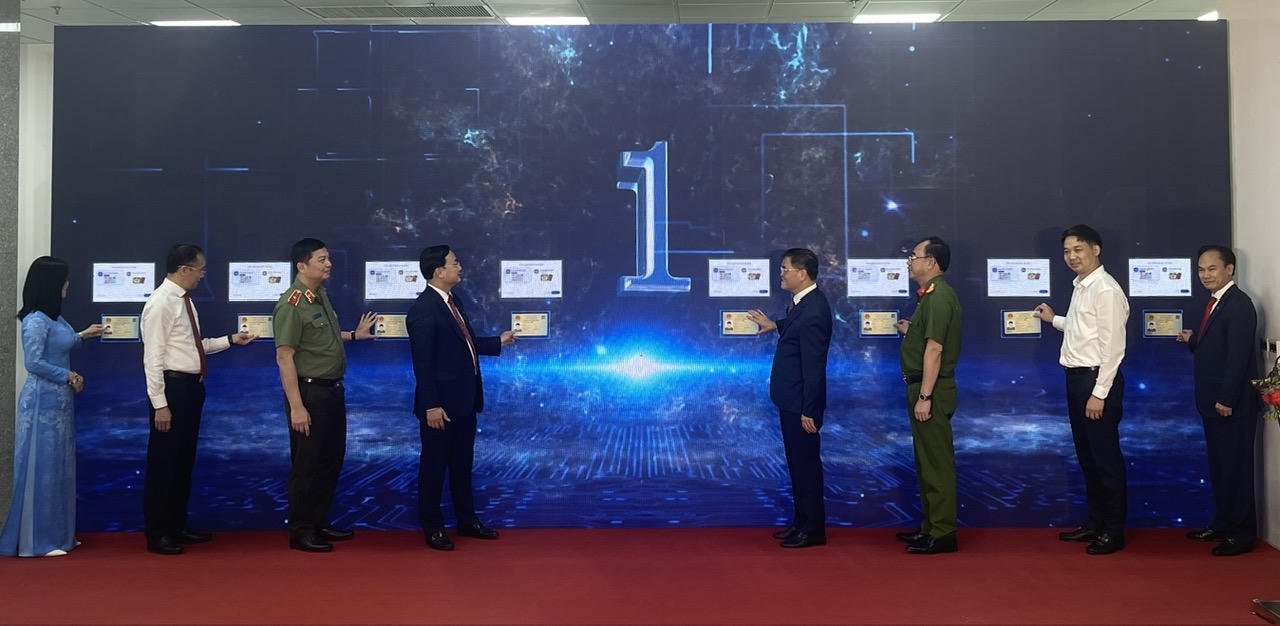 Các đại biểu bấm nút thực hiện nghi thức sử dụng sản phẩm.