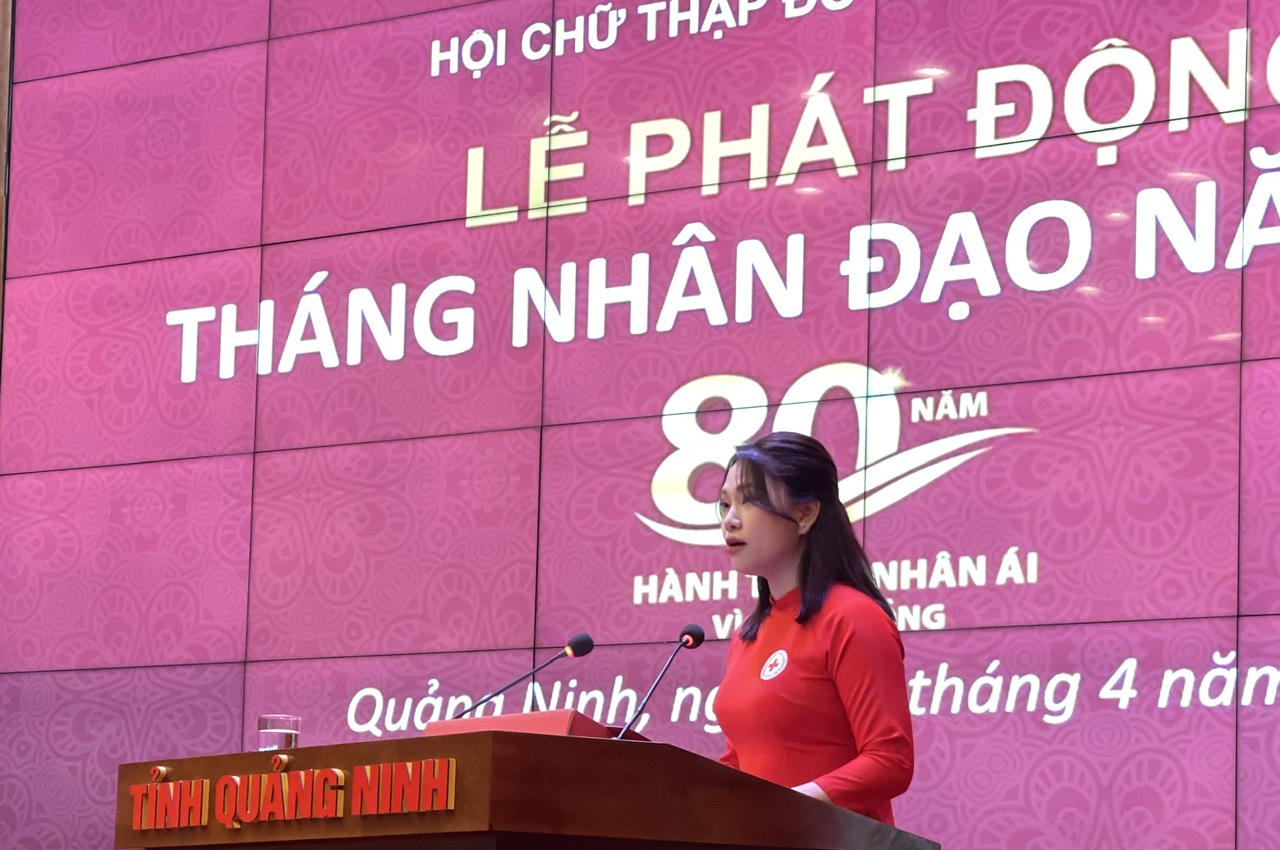 Bà Lỷ Thị Hiền - Chủ tịch Hội CTĐ phường Hà Lầm, phát biểu hưởng ứng tại Lễ phát động Tháng Nhân đạo cấp tỉnh năm 2026.