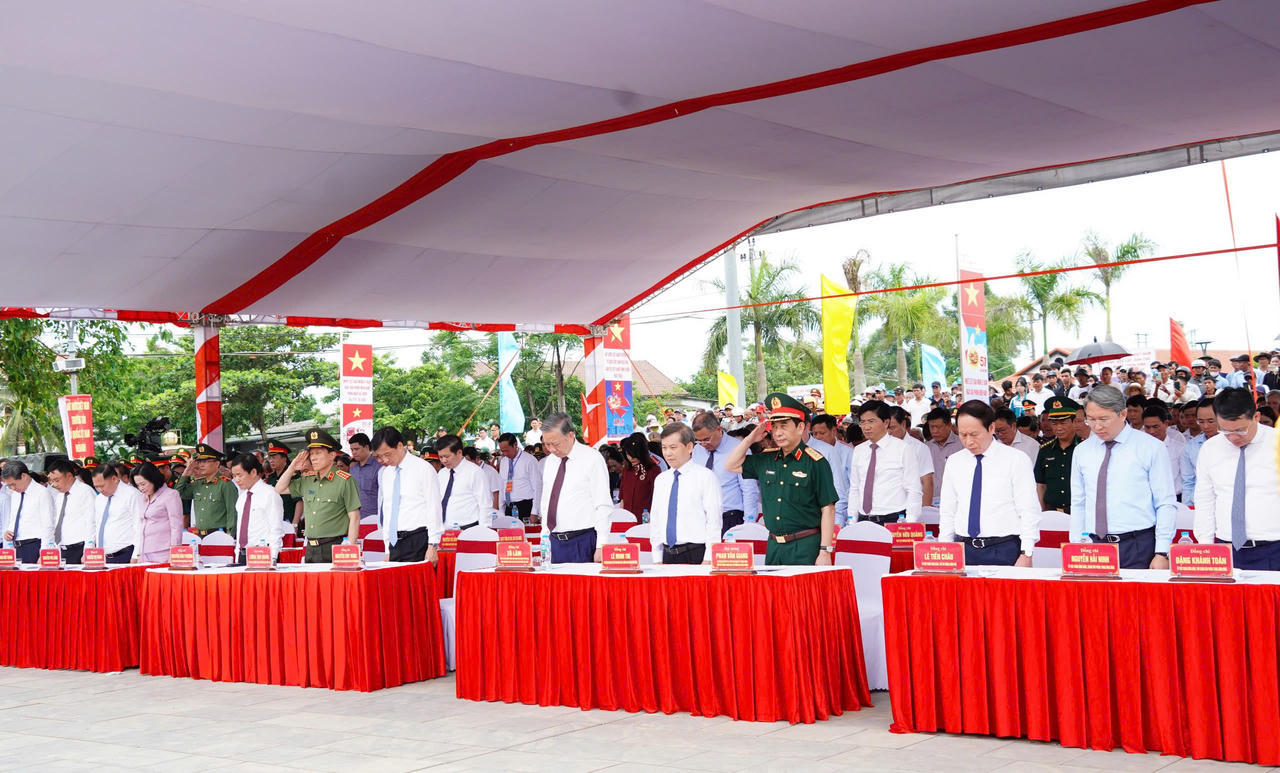 Tổng Bí thư, Chủ tịch nước Tô Lâm cùng các đồng chí lãnh đạo Đảng, Nhà nước dự Lễ Thượng cờ Lễ hội “Thống nhất non sông” tại Kỳ đài Hiền Lương, tỉnh Quảng Trị.