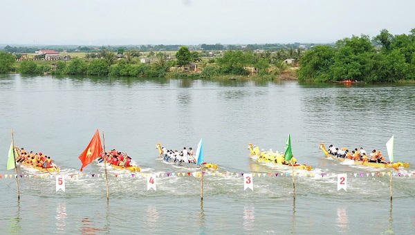 Quảng Trị: Sôi nổi Giải đua thuyền truyền thống trên sông Bến Hải