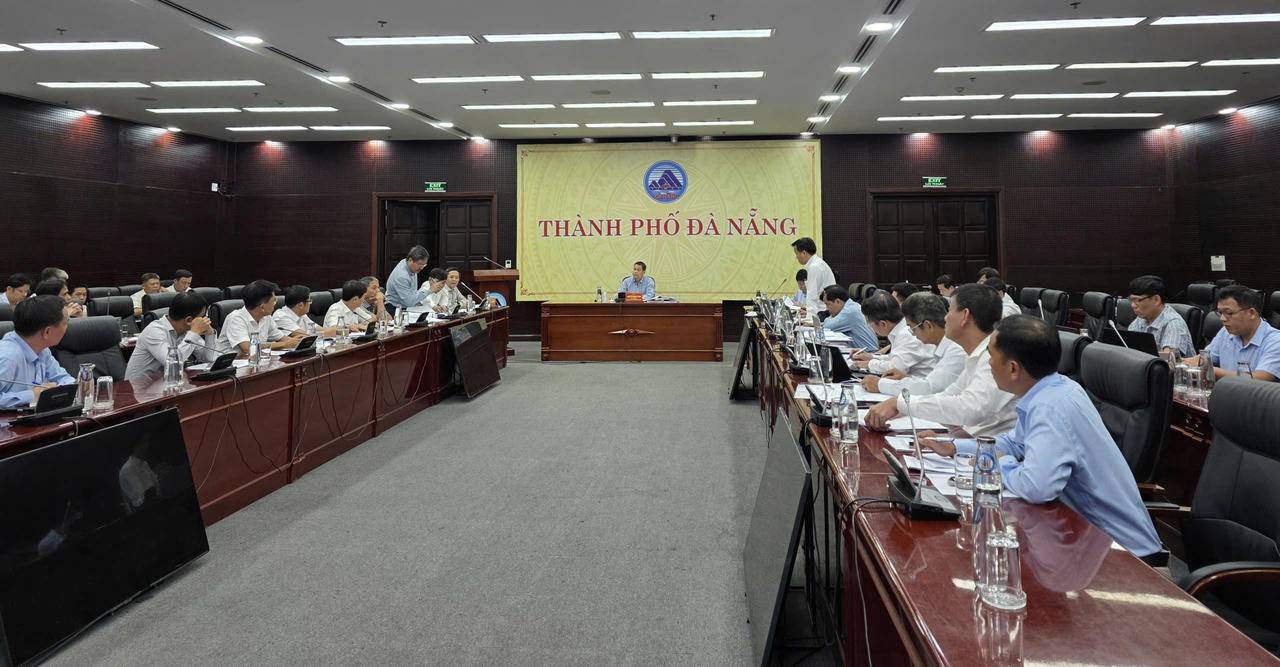 Chủ tịch UBND TP Đà Nẵng Nguyễn Mạnh Hùng làm việc với Ban Quản lý dự án đầu tư xây dựng các công trình giao thông và nông nghiệp thành phố, đặt yêu cầu tháo gỡ nhanh những điểm nghẽn đang kéo chậm tiến độ các công trình giao thông, nông nghiệp và hạ tầng động lực.