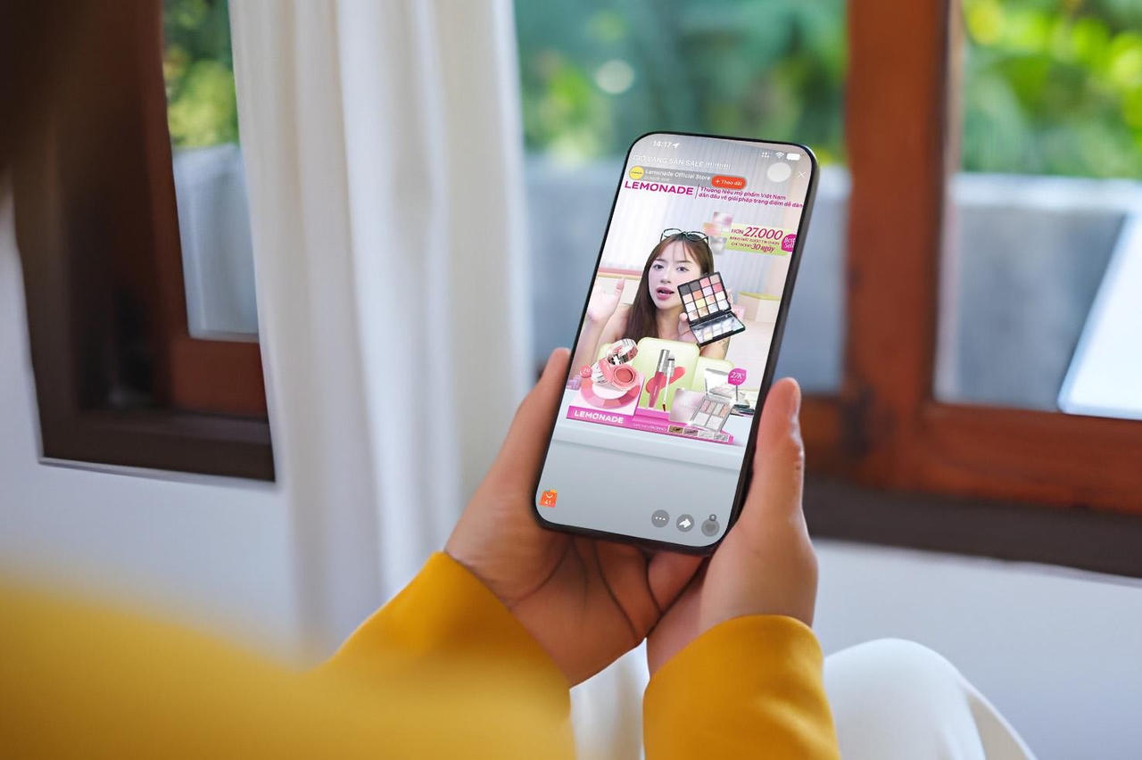 A person holding a phoneAI-generated content may be incorrect.