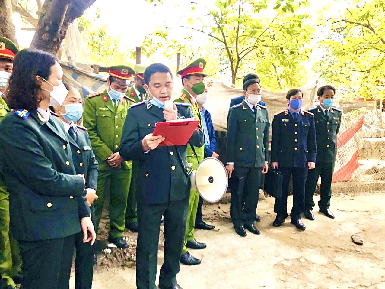 Bà Ngô Thị Hồng Nhung trực tiếp xuống hiện trường chỉ đạo công tác cưỡng chế.