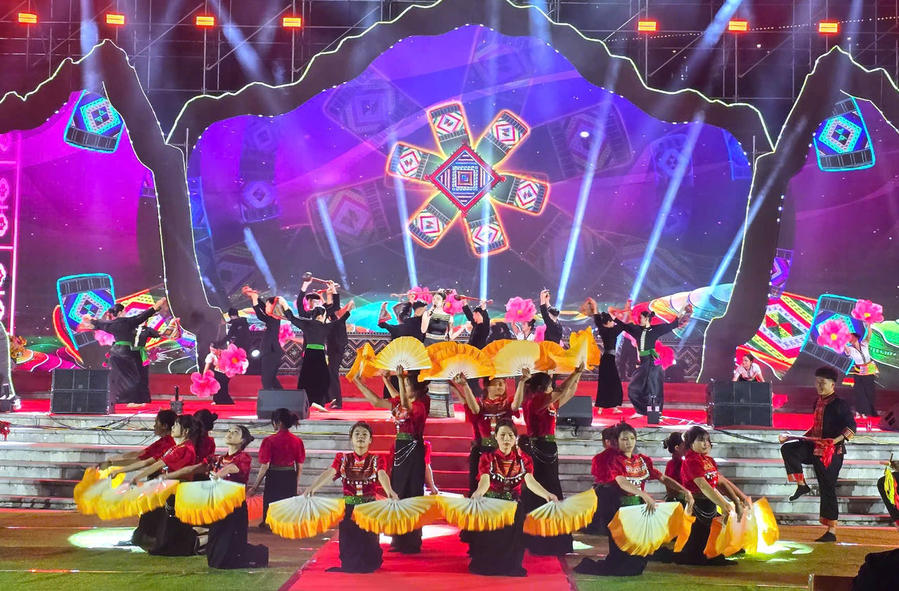 Không chỉ mang đến không gian nghệ thuật đặc sắc, chương trình còn đưa khán giả đi qua nhiều cung bậc cảm xúc với chuỗi tiết mục biểu diễn phục vụ du khách, góp phần tôn vinh văn hóa truyền thống và lan tỏa hình ảnh Sa Pa năng động, hội nhập.