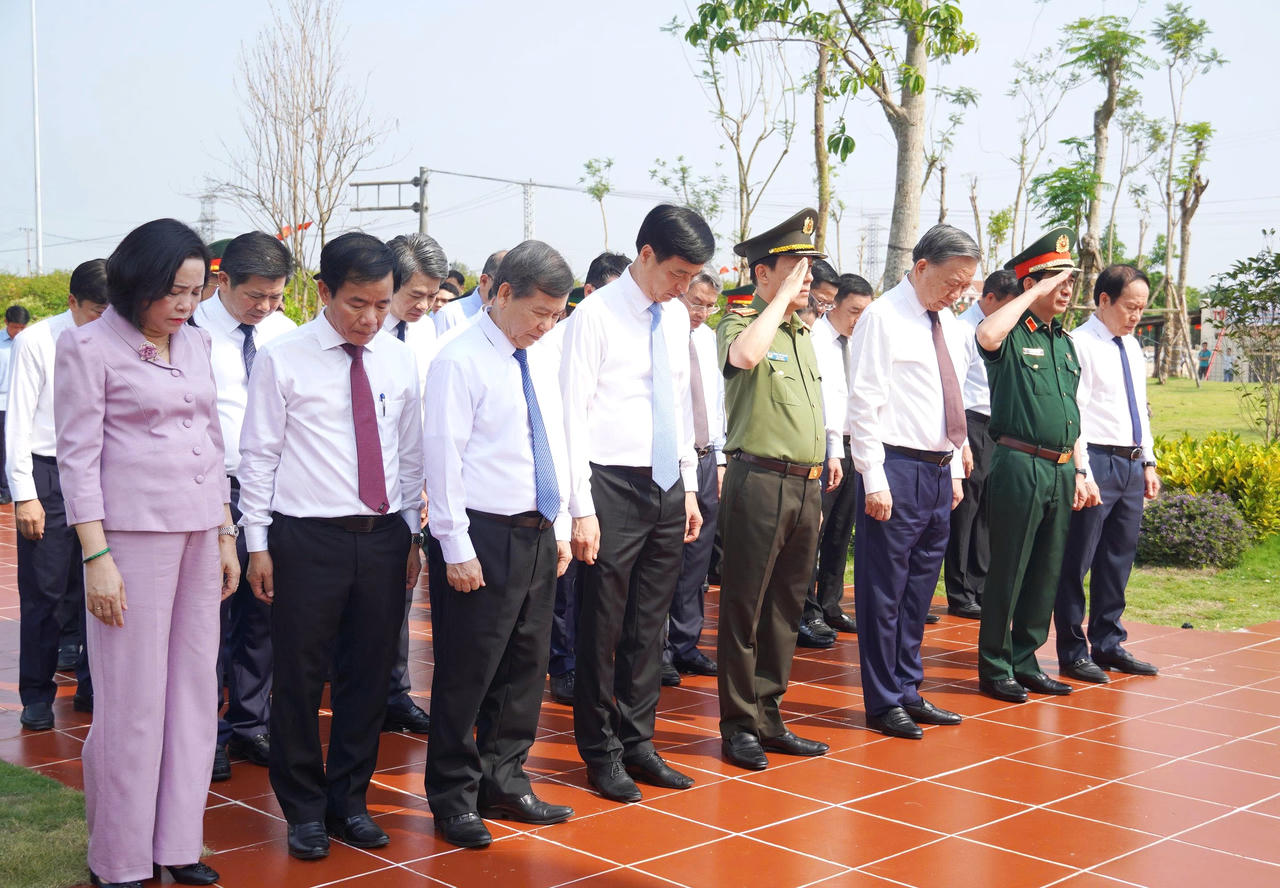 Tổng Bí thư, Chủ tịch nước Tô Lâm cùng các đồng chí lãnh đạo Đảng, Nhà nước dành phút mặc niệm các Anh hùng liệt sĩ tại Khu di tích lịch sử quốc gia đặc biệt Bến phà Gianh.