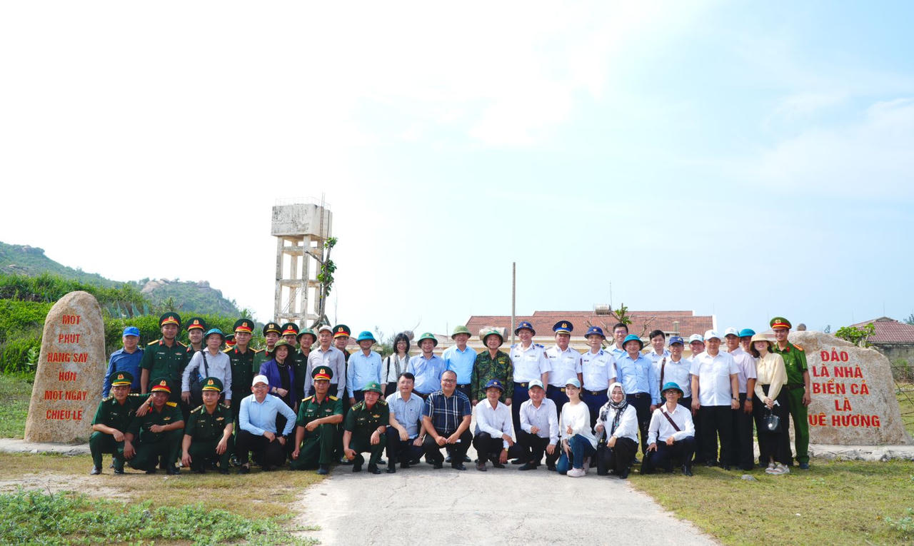 Đoàn công tác chụp ảnh lưu niệm với cán bộ, chiến sĩ làm nhiệm vụ trên đảo Nhơn Châu. (Ảnh: Kim Loan)