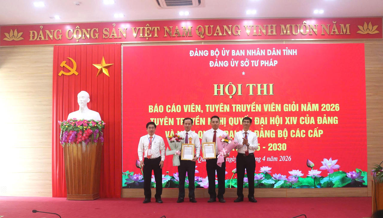 Ban Tổ chức trao giải Khuyến khích cho các thí sinh tại Hội thi báo cáo viên, tuyên truyền viên giỏi năm 2026.