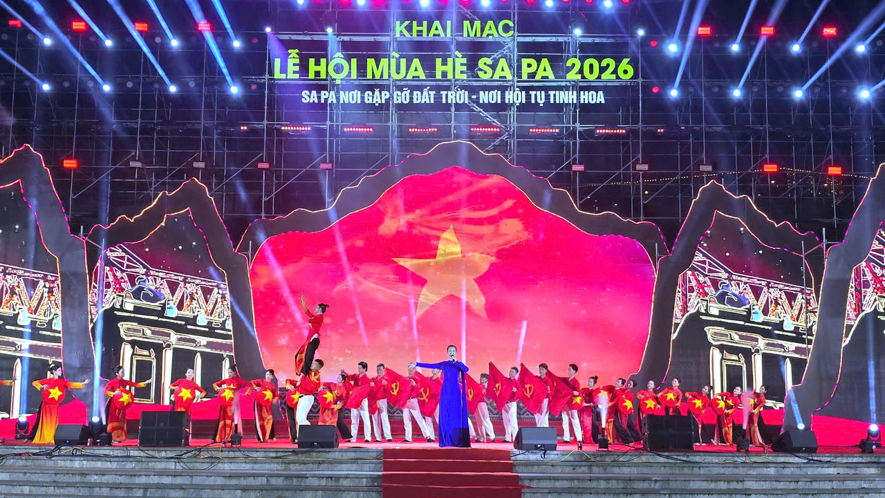 Điểm nhấn của đêm khai mạc là chương trình nghệ thuật với chủ đề “Sa Pa – Xứ sở tình yêu”, quy tụ nhiều ca sĩ, nghệ sĩ nổi tiếng như Trọng Tấn, Võ Hạ Trâm, Minh Quân, Thu Thủy, Phương Anh 