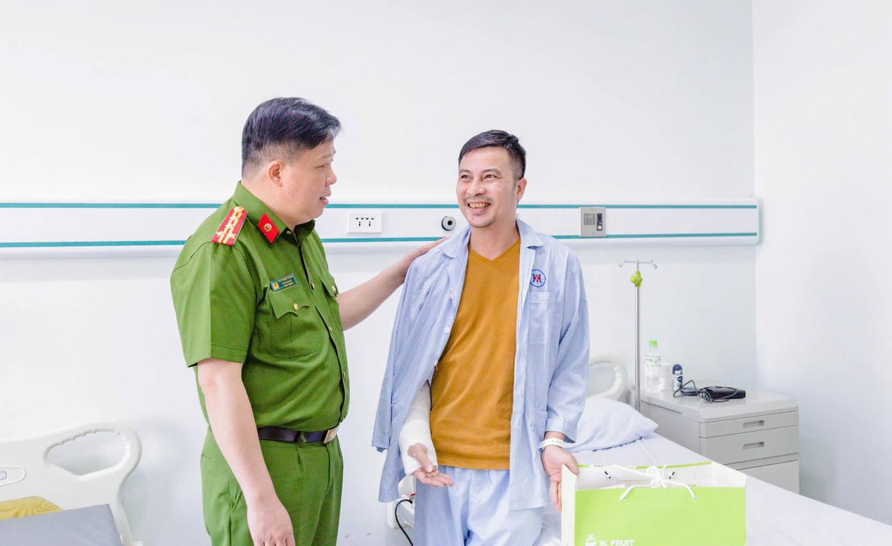 Đại tá Bùi Trung Thành, Phó Giám đốc Công an thành phố thăm hỏi, động viên Thiếu tá Nguyễn Đức Công, cán bộ Công an phường Lê Chân.