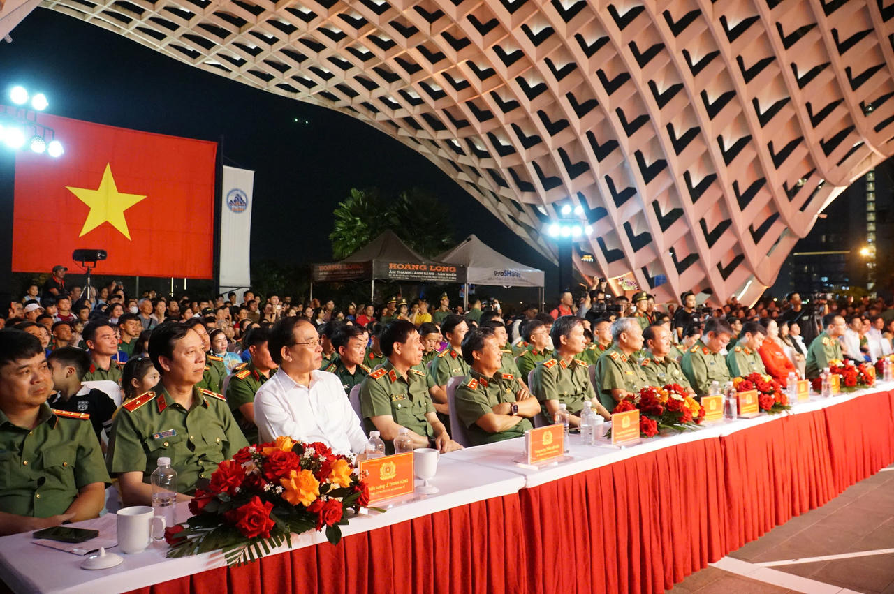 Các đại biểu tham dự buổi lễ.