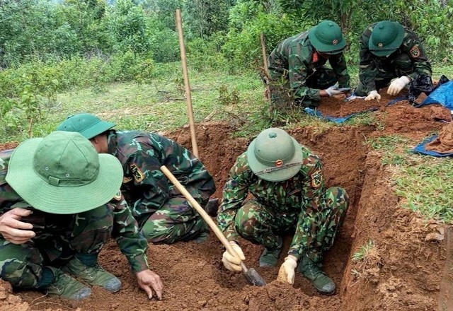 Chiến sĩ Quân khu 4 tìm kiếm, quy tập hài cốt liệt sĩ tại tỉnh Quảng Trị.(Nguồn QK4)