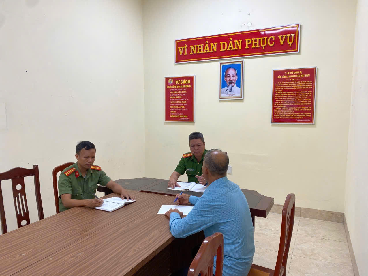 Công an xã Châu Ninh làm việc với ông N.V.Đ.