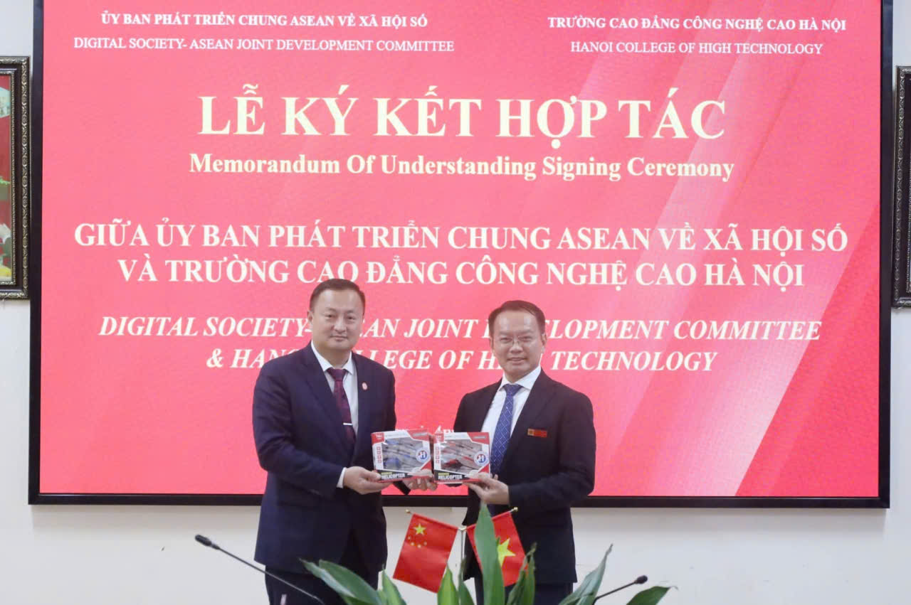 Tại buổi ký kết, lãnh đạo hai bên đã trao quà lưu niệm