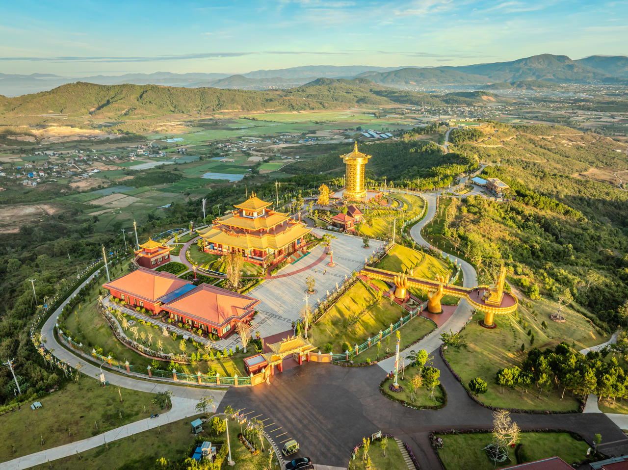 Toàn cảnh Khu du lịch Samten Hills Dalat khi những tia nắng bình minh chiếu xuống.