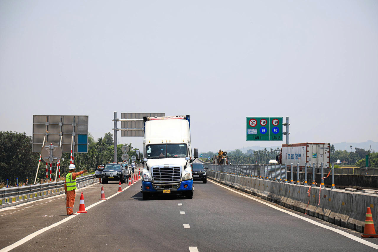 Chính thức vận hành đường cao tốc từ Quảng Ngãi đến hầm Cù Mông