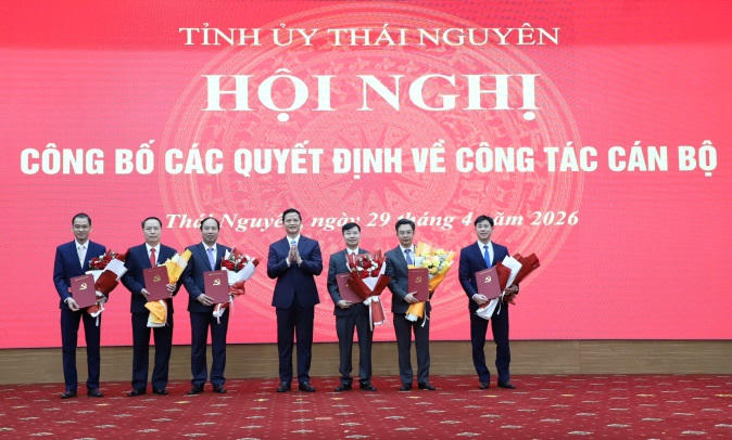 Chủ tịch UBND tỉnh Vương Quốc Tuấn trao quyết định cho các cán bộ được điều động, luân chuyển, chỉ định.