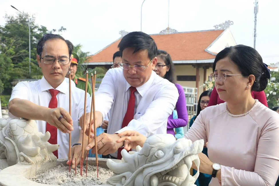 TP HCM: Dâng hoa, dâng hương viếng Khu di tích Láng Le - Bàu Cò và Khu truyền thống Cuộc Tổng tiến công và nổi dậy Xuân Mậu Thân 1968 