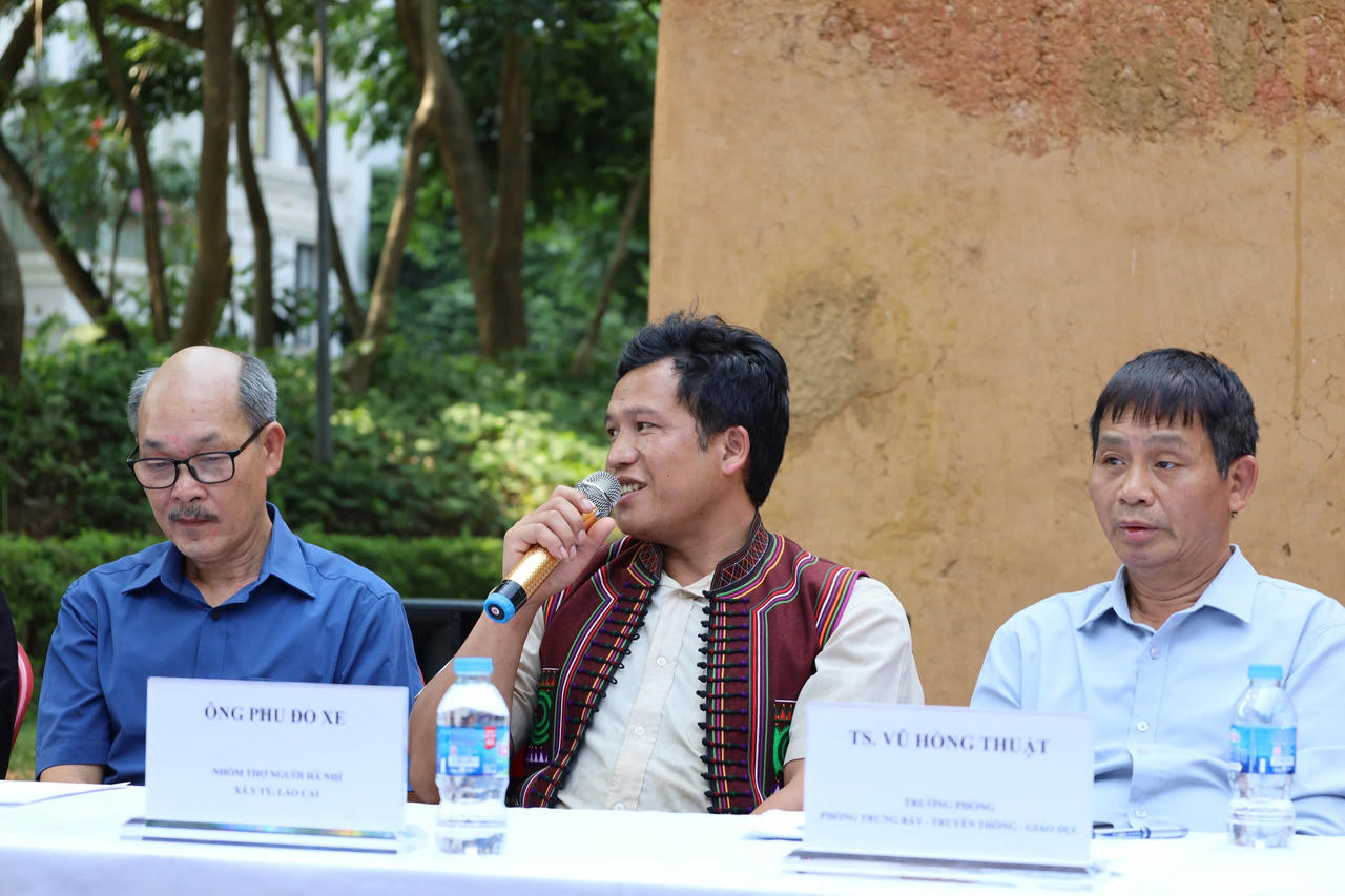 Anh Phu Đo Xe thợ sửa nhà truyền thống người Hà Nhì bày tỏ niềm tự hào khi được sửa chữa ngôi nhà truyền thống của dân tộc mình.