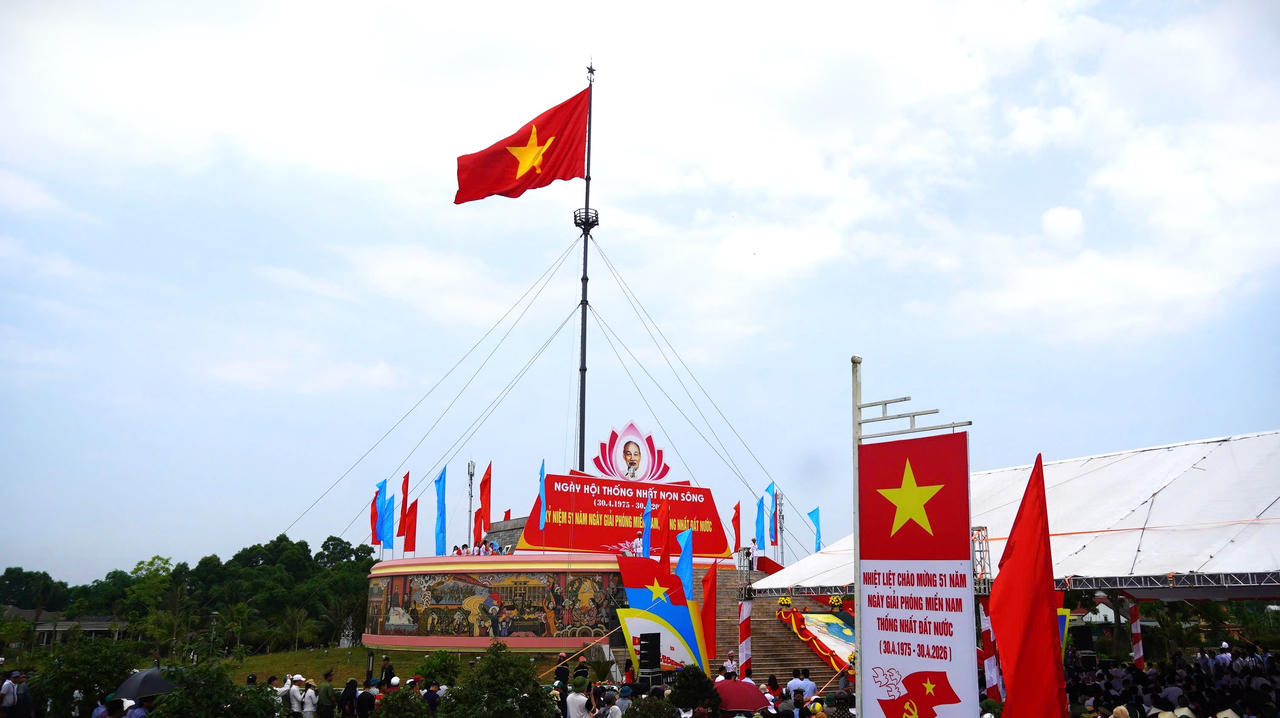 Lá cờ Tổ quốc tung bay trên Kỳ đài Hiền Lương trong Lễ Thượng cờ Lễ hội “Thống nhất non sông” kỷ niệm 51 năm Ngày Giải phóng miền Nam, thống nhất đất nước tại tỉnh Quảng Trị.