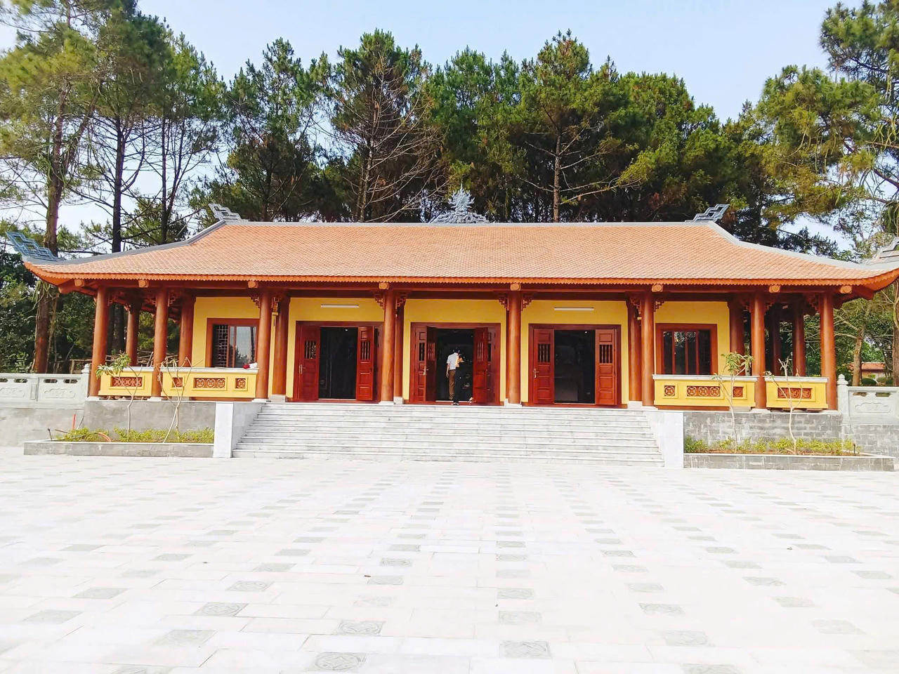 Nhà khánh tiết thờ cúng các liệt sĩ tại Nghĩa trang liệt sĩ Vĩnh Linh được xây dựng khang trang, đáp ứng nhu cầu dâng hương, tưởng niệm.