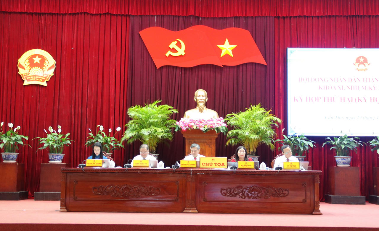 Các đồng chí chủ trì kỳ họp