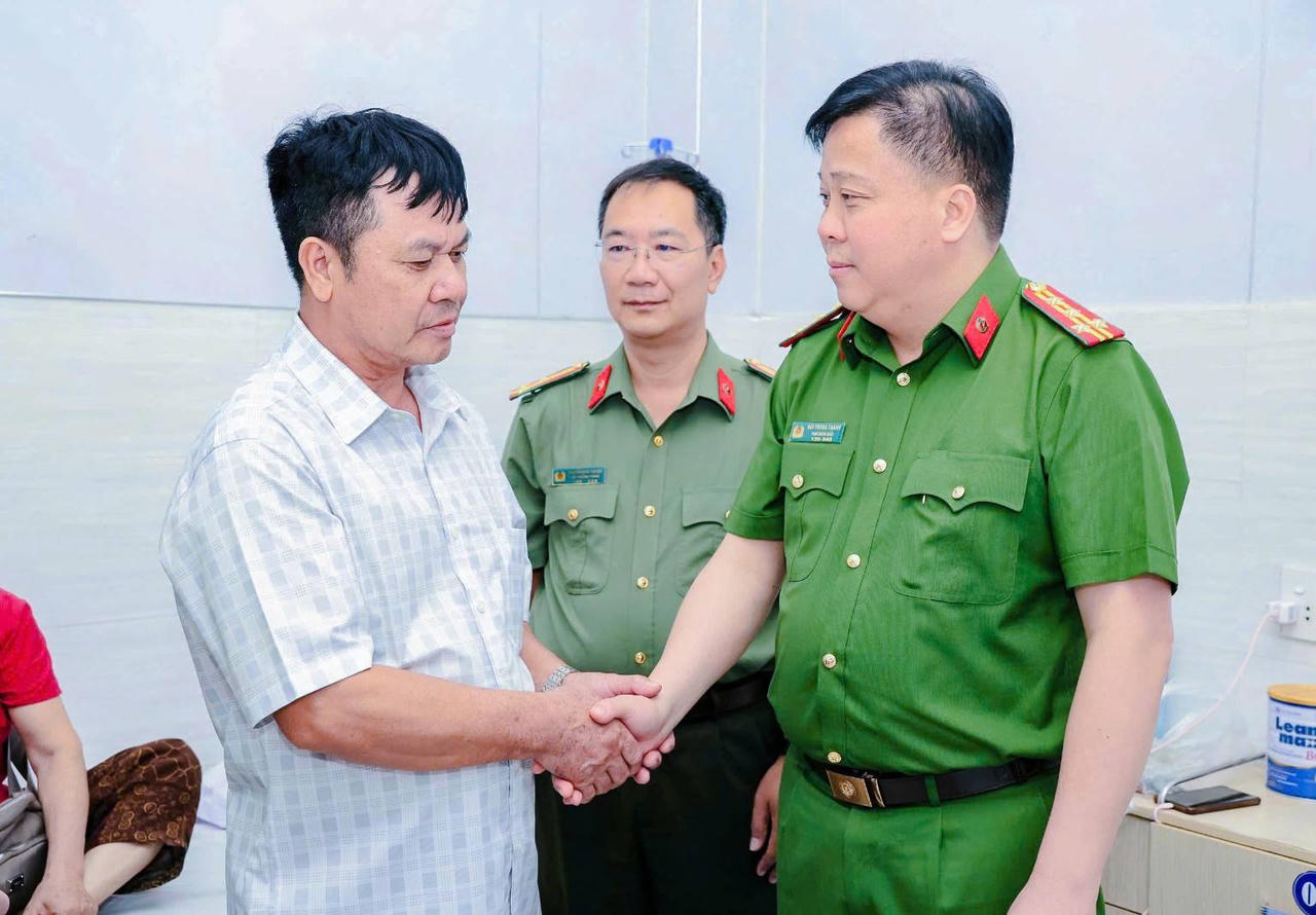 Đại tá Bùi Trung Thành, Phó Giám đốc Công an thành phố, động viên gia đình Thượng úy Hoàng Văn Bảo.