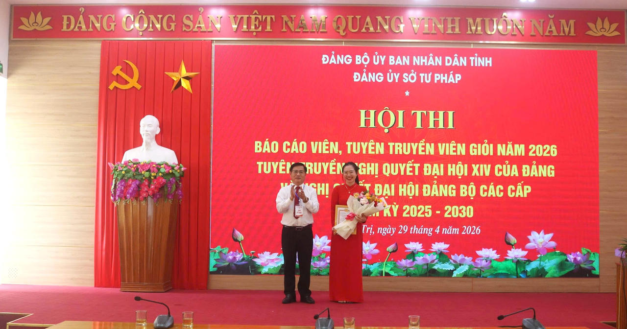 Ban Tổ chức trao giải Ba cho các thí sinh tại Hội thi báo cáo viên, tuyên truyền viên giỏi năm 2026.