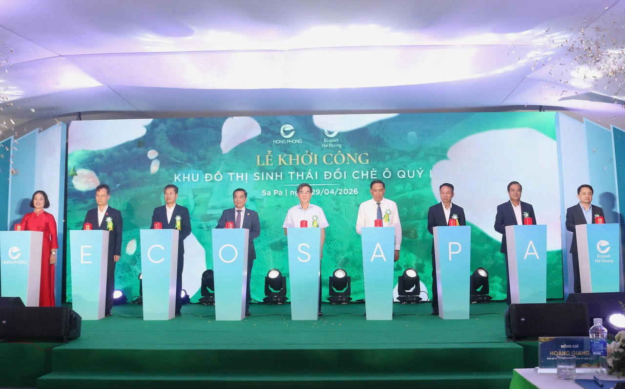 Các đại biểu bấm nút khởi công dự án