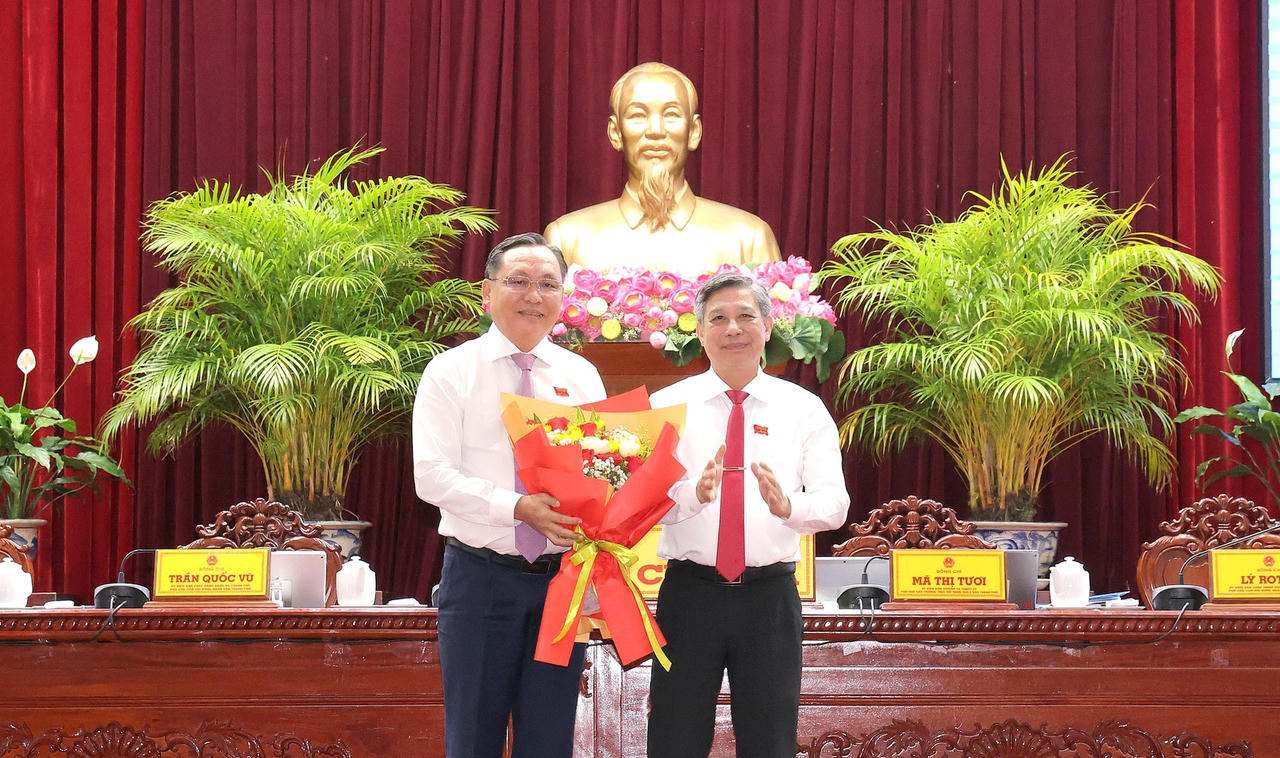 Ông Đồng Văn Thanh - UVBCH Trung ương Đảng, Phó Bí thư Thường trực Thành ủy, Chủ tịch HĐND TP Cần Thơ (bên phải) tặng hoa chúc mừng ông Lê Công Lý