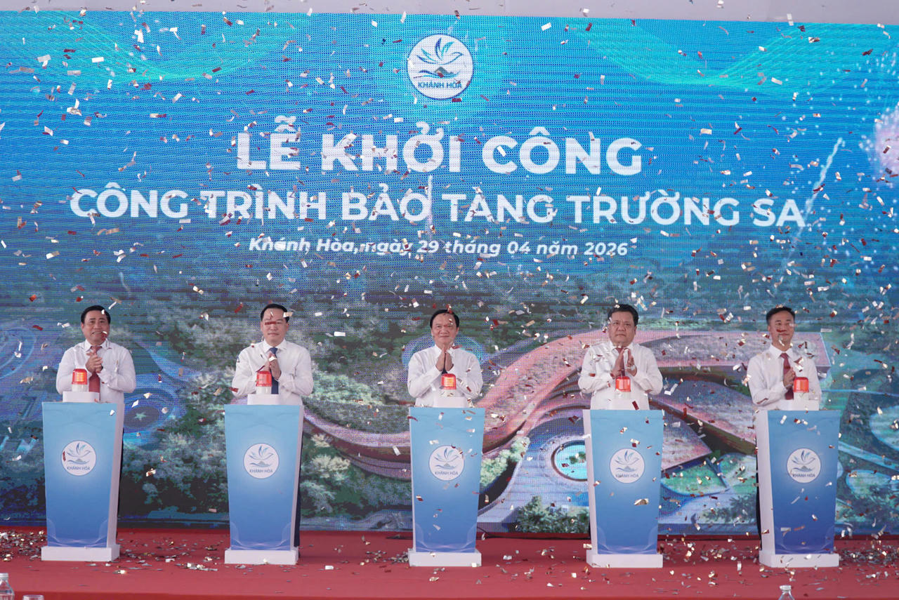  Các đại biểu ấn nút khởi công công trình Bảo tàng Trường Sa.